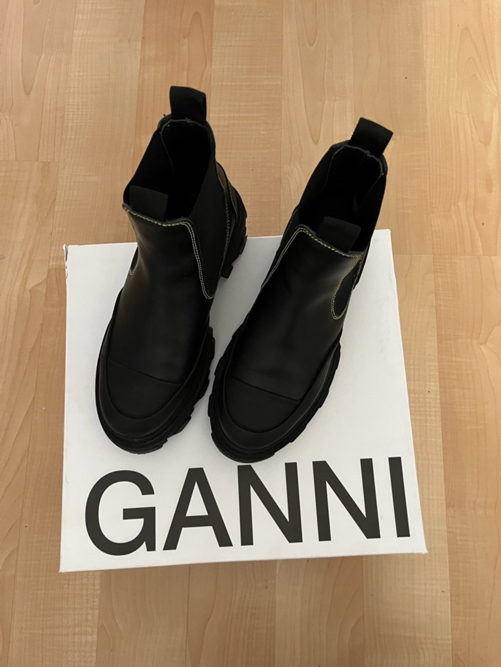 Ganni Black Chelsea Ankle Boots with Contrast Stitching - NEW with Box size 8 - Picture 2 of 7